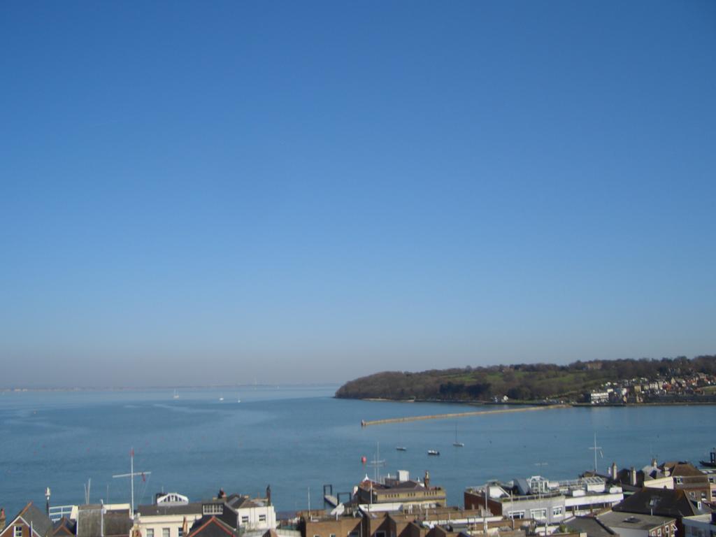 Cliffhanger 18 Castle Road Cowes  Oda fotoğraf